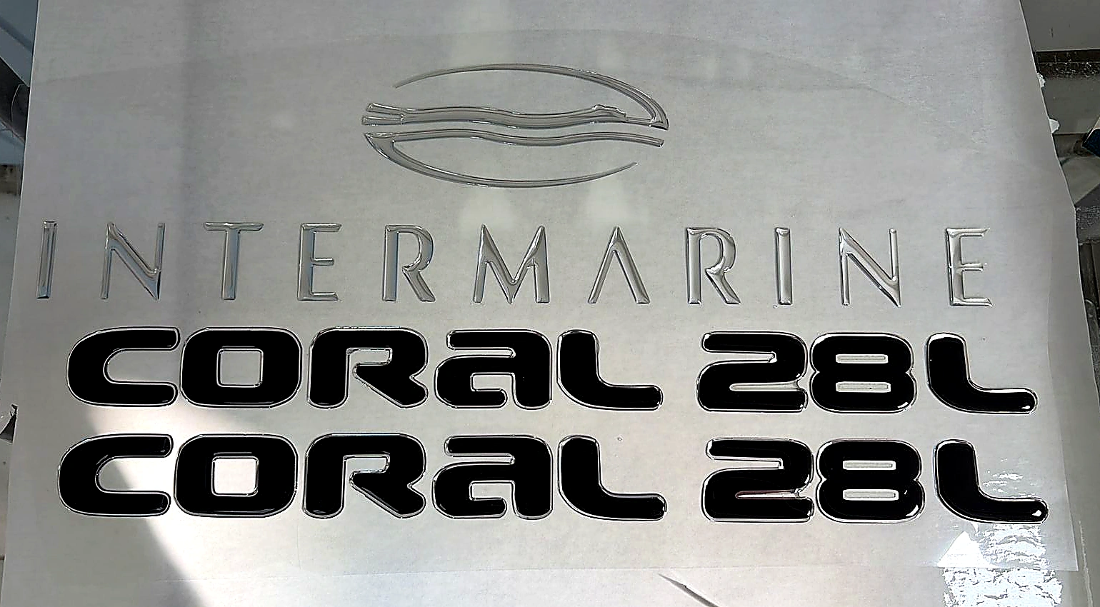 Emblema cromado Intermarine e adesivo resinado Coral 28L