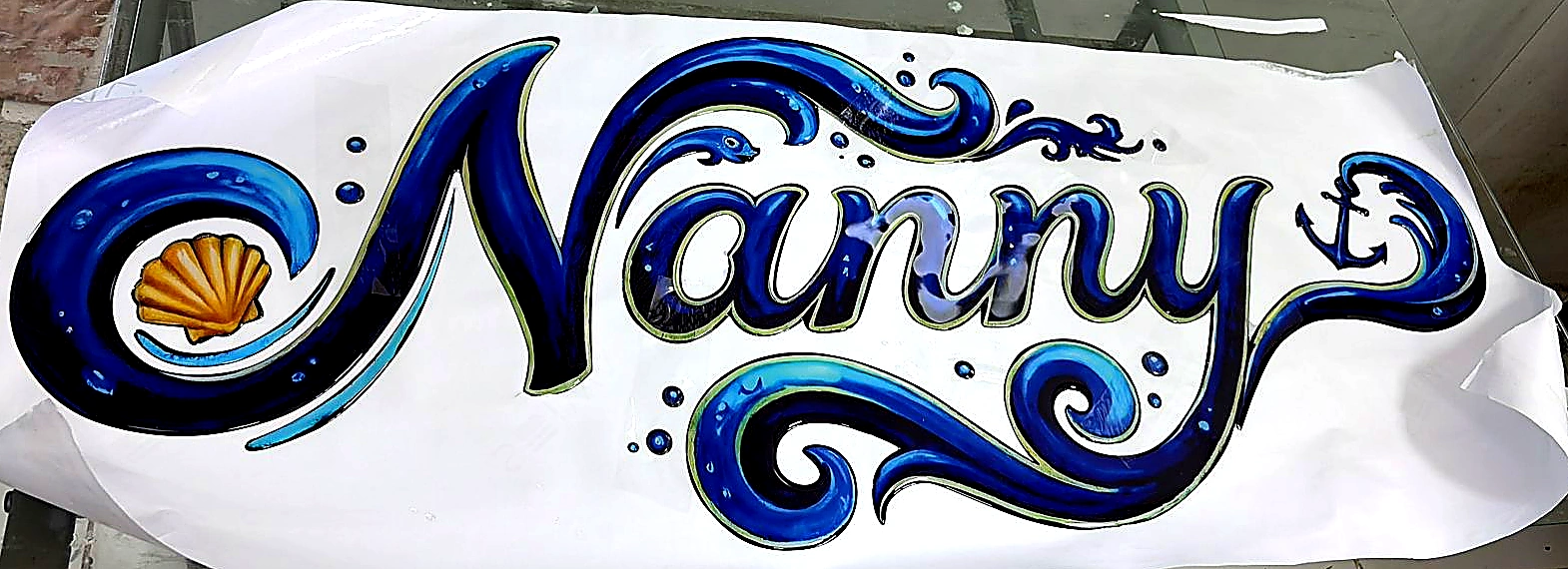 Adesivo náutico resinado Nanny com desenho artístico de ondas marinhas