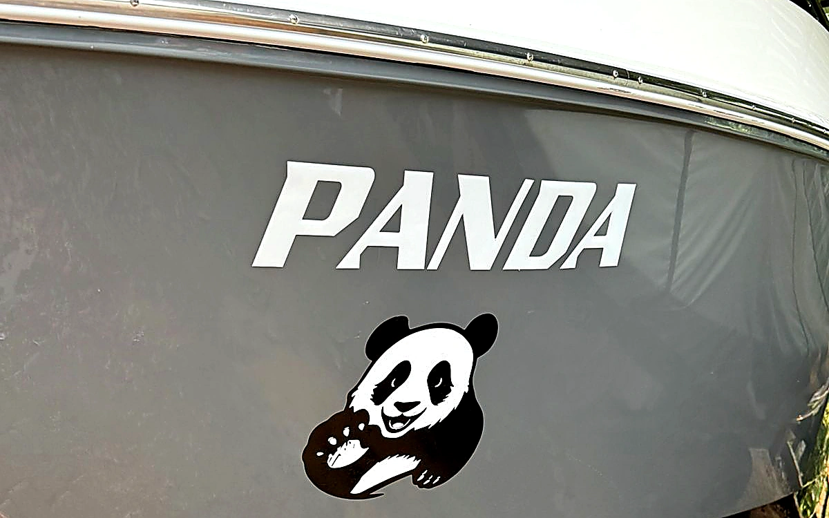 Adesivo resinado náutico Panda aplicado no casco de lancha cinza